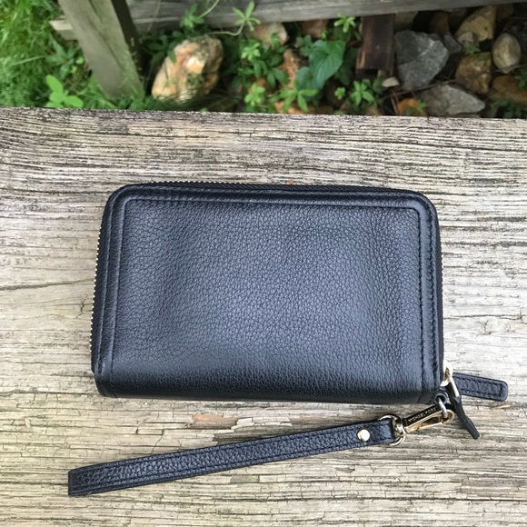 Vince Camuto”Ada” Leather Wristlet🌟💕 - Picture 2 of 8